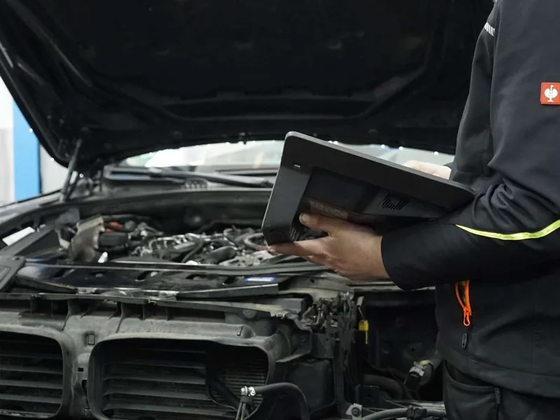 Diagnose am geöffneten Motorraum