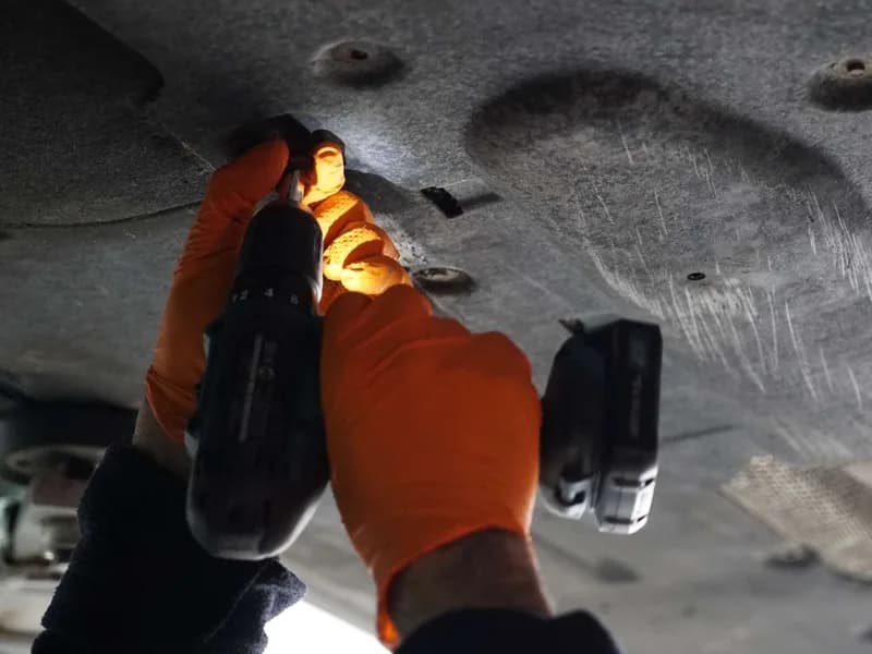 Arbeiten an der Unterseite eines Fahrzeugs