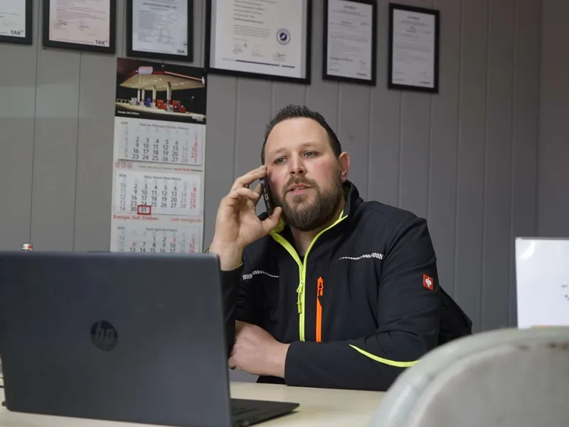 Olaf am Telefon in der Auftragsannahme