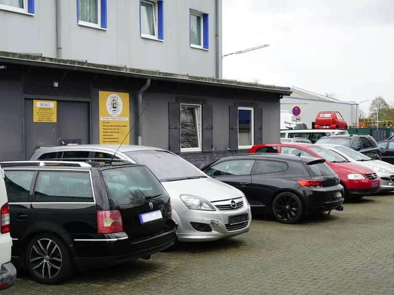 Hof mit Kundenfahrzeugen vor der Werkstatt