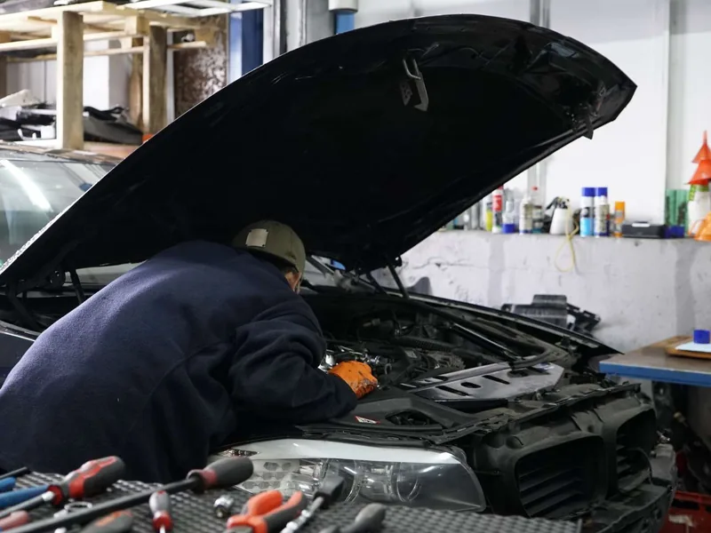 Reparatur an der geöffneten Motorhaube