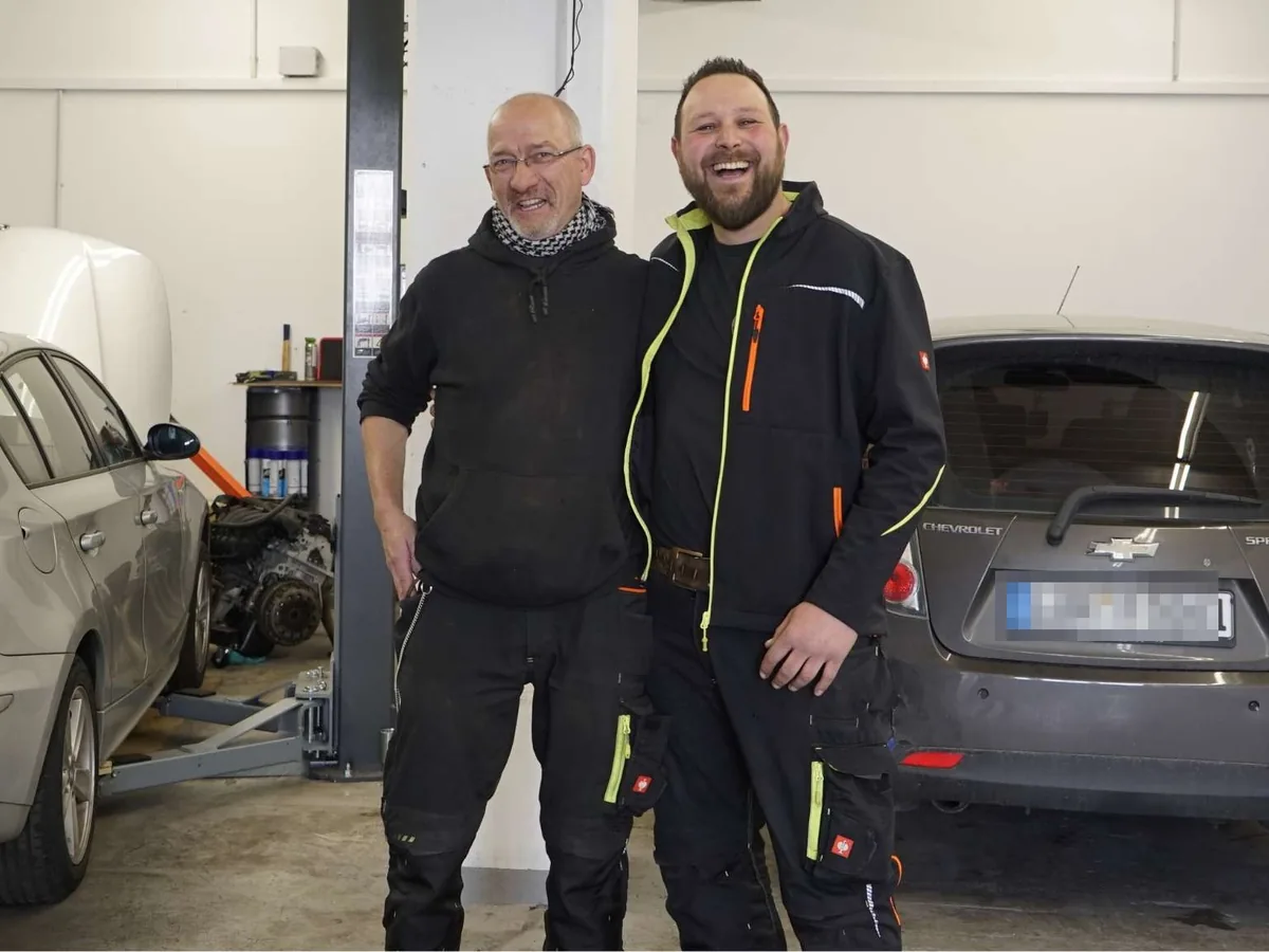 Das Team von Olaf's Werkstatt in der Werkstatthalle in Dortmund